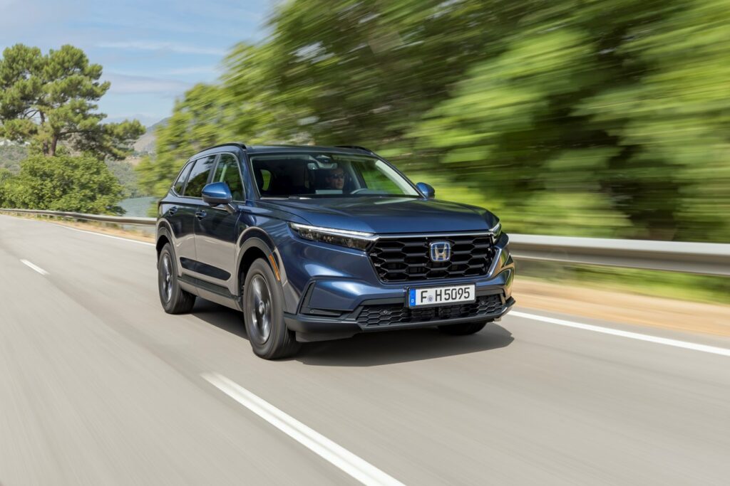 een blauwe honda crv
